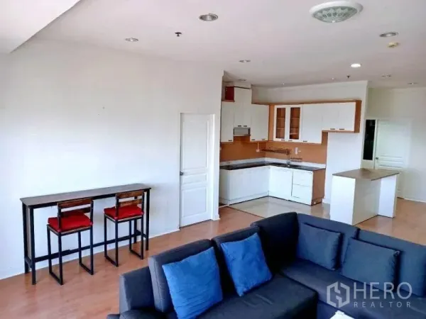 คอนโด ให้เช่าในKhlong Toei, Bangkok - ห้องนั่งเล่นเชื่อมมุมครัวและเคาน์เตอร์บาร์สูง