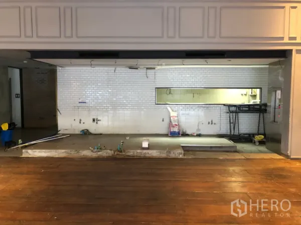 พื้นที่ขายปลีก ให้เช่าในKhlong Toei, Bangkok - พื้นที่เคาน์เตอร์/ครัวเดิม ปูกระเบื้องสีขาวแบบซับเวย์ พร้อมแท่นยกระดับ