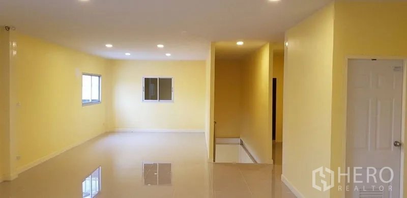 คลังสินค้า ให้เช่าในMueang Samut Prakan, Samut Prakan - พื้นที่สำนักงานชั้นลอยภายในโกดัง พื้นกระเบื้อง ไฟดาวน์ไลท์ มีหน้าต่างและบันไดขึ้นลง