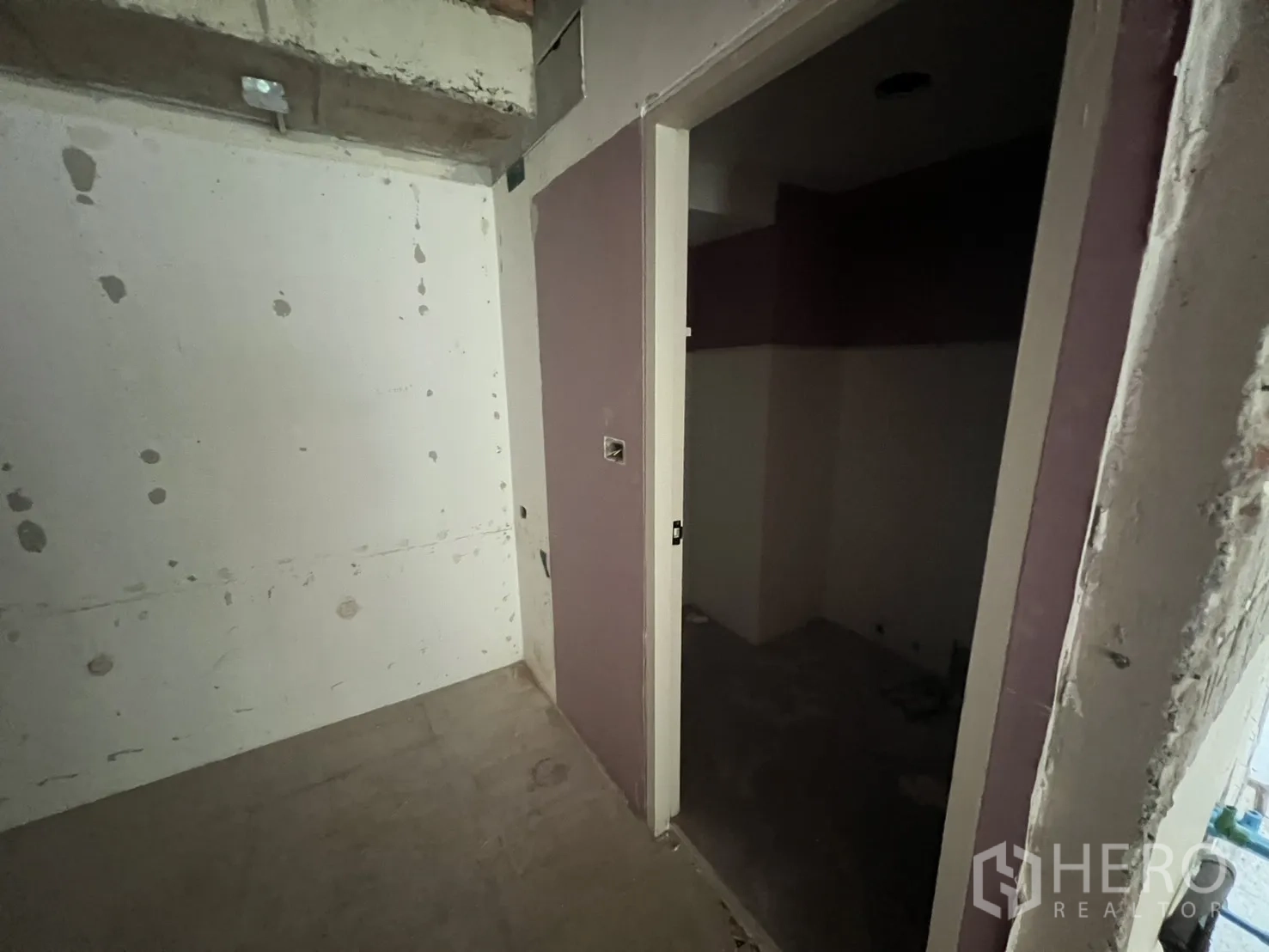 พื้นที่ขายปลีก ให้เช่าในWatthana, Bangkok - ห้องหลังร้าน/เก็บของขนาดเล็ก สภาพยังไม่ตกแต่ง