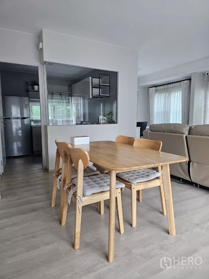 บ้าน ให้เช่าในPrawet, Bangkok - โต๊ะอาหาร 4 ที่นั่ง ข้างครัวกั้นกระจกกึ่งปิด