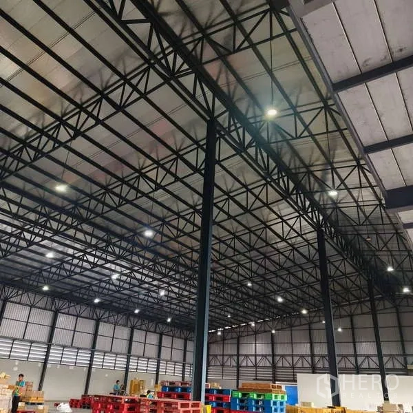 คลังสินค้า ให้เช่าในSamut Prakan - มุมมองโครงหลังคาเหล็กและไฟไฮเบย์ ให้ระยะเคลียร์สูงเพียงพอ