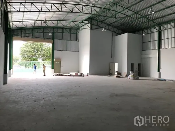工厂 出租在Khlong Luang, Pathum Thani - 高挑钢桁架屋顶的宽敞厂房，设宽装卸门与平整混凝土地面。