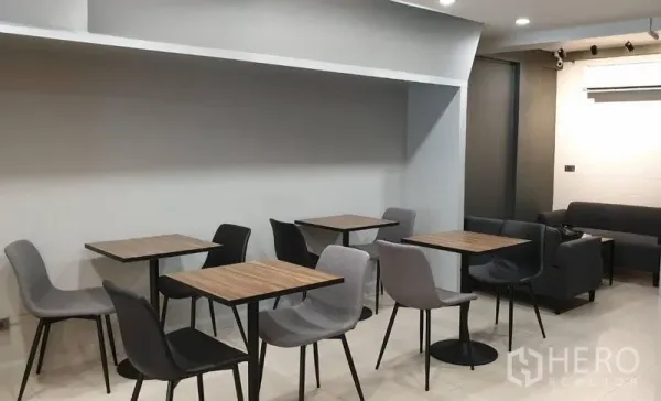 อาคารพาณิชย์ ให้เช่าในChatuchak, Bangkok - พื้นที่นั่งรับประทานพร้อมโต๊ะสี่เหลี่ยมหลายชุด เก้าอี้สีเทา พื้นกระเบื้อง และเครื่องปรับอากาศ