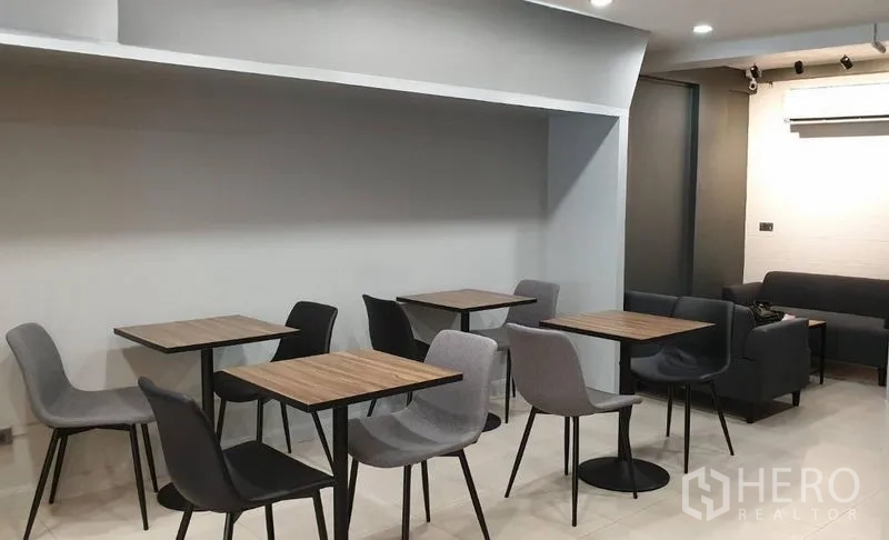 อาคารพาณิชย์ ให้เช่าในChatuchak, Bangkok - พื้นที่นั่งรับประทานพร้อมโต๊ะสี่เหลี่ยมหลายชุด เก้าอี้สีเทา พื้นกระเบื้อง และเครื่องปรับอากาศ