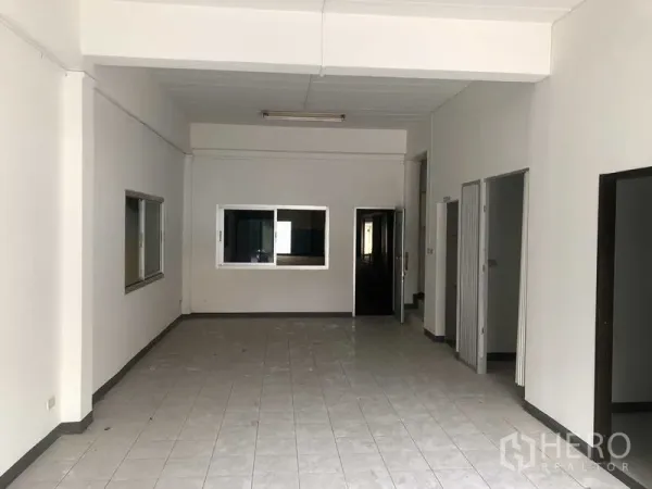 工厂 出租在Khlong Luang, Pathum Thani - 一层办公/展示区，地面铺砖，设内窗与分隔门。