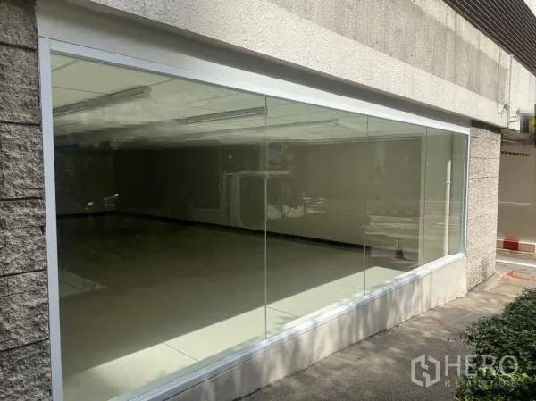 พื้นที่ขายปลีก ให้เช่าในWatthana, Bangkok - หน้าร้านกระจกชั้นล่างกระจกบานใหญ่ตลอดแนว พร้อมทางเดินปูกระเบื้อง.