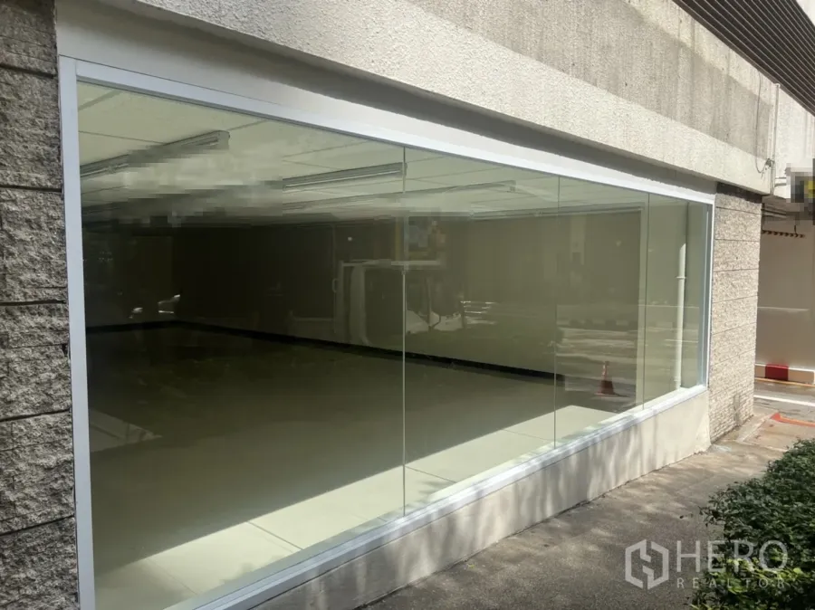 พื้นที่ขายปลีก ให้เช่าในWatthana, Bangkok - หน้าร้านกระจกชั้นล่างกระจกบานใหญ่ตลอดแนว พร้อมทางเดินปูกระเบื้อง.