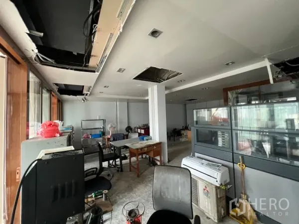 พื้นที่ขายปลีก ให้เช่าในBang Rak, Bangkok - โถงทำงานแบบเปิดพร้อมฉากกั้นกระจกและฝ้าเพดาน เหมาะสำหรับโชว์รูมหรือหลังร้าน