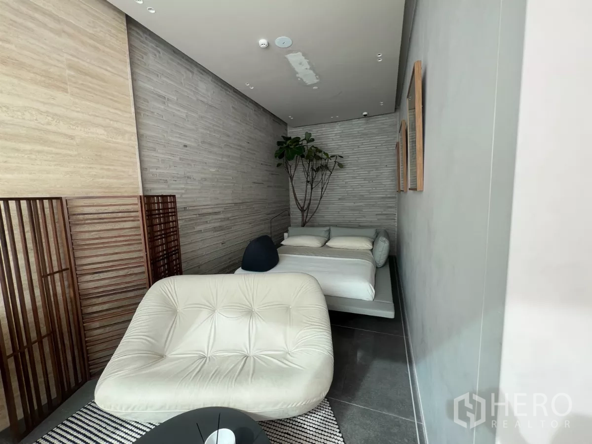 零售空间 出租 - 展示间，休闲椅与低平台床沿长墙布置。