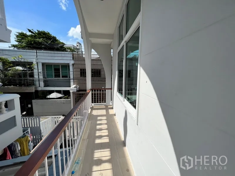 带办公室的家 出租在Watthana, Bangkok - 带顶走廊式阳台，扶手与拱形装饰。