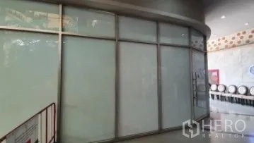 พื้นที่ขายปลีก ให้เช่าในKhlong Toei, Bangkok - หน้าร้านมุมโค้งกระจกบานใหญ่ตลอดแนวทางเดินในอาคาร