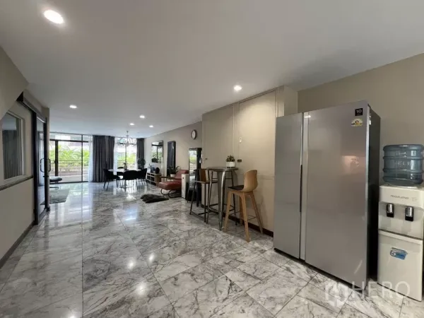 ทาวน์เฮาส์ ให้เช่าหรือขายในSuan Luang, Bangkok - พื้นที่เปิดโล่งปูหินอ่อน มีเคาน์เตอร์บาร์ ตู้เย็นใหญ่ และส่วนทานอาหาร