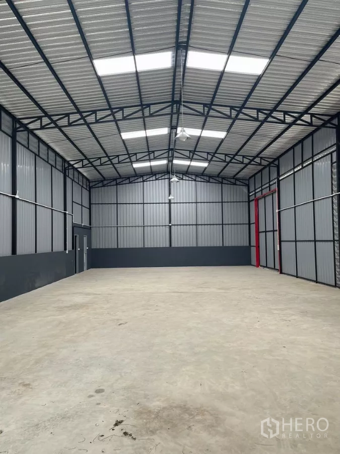 คลังสินค้า ให้เช่าในBang Kapi, Bangkok - ภายในโกดังโล่ง เพดานทรัสเหล็กสูง มีสกายไลต์และพื้นคอนกรีต