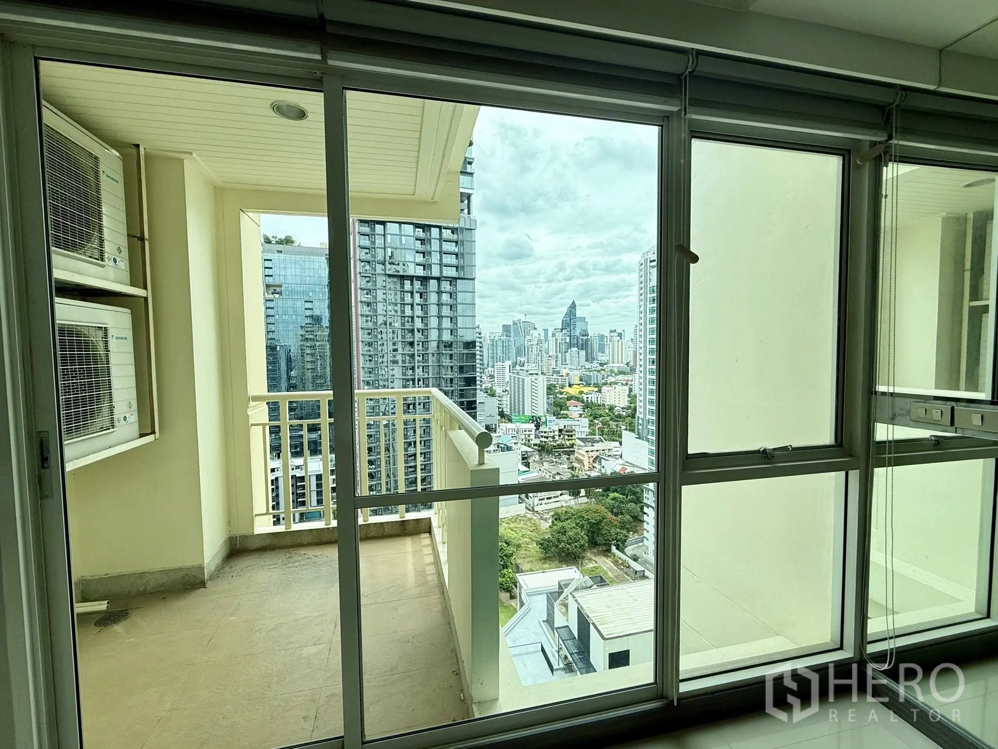 公寓 出租在Watthana, Bangkok - 推拉玻璃门通向阳台，可眺望曼谷天际线