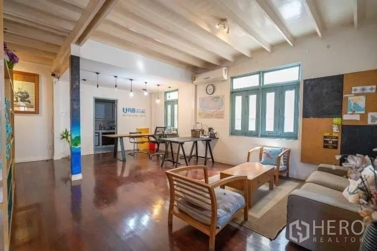 บ้าน ให้เช่าในKhlong Toei, Bangkok - พื้นที่รับแขกและทำงานแบบโอเพ่น พื้นไม้ ฝ้าคาน โซฟา และหน้าต่างบานใหญ่