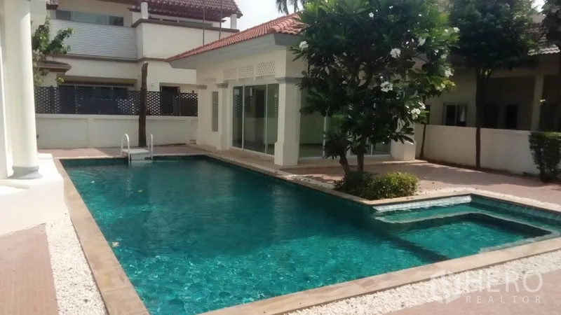 บ้าน ขายในBueng Kum, Bangkok - สระว่ายน้ำส่วนตัวพร้อมสระตื้นและระเบียงรอบสระ ภายในรั้วบ้าน มีต้นไม้ร่มรื่น