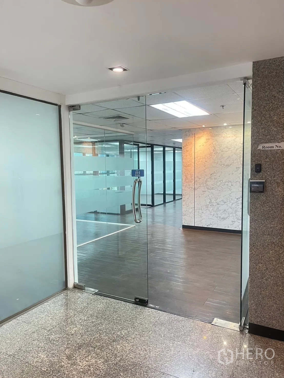 办公室 for rent in Watthana, Bangkok - 从走廊进入的透明玻璃大门通向办公套间。