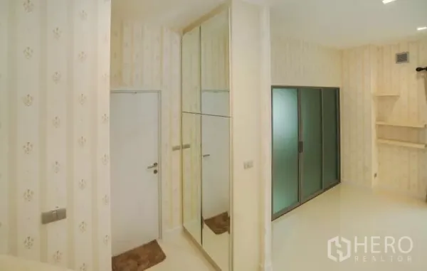 บ้าน ขายในLat Krabang, Bangkok - โถงภายในบ้านพร้อมตู้เสื้อผ้าบานกระจกเงาและประตูกระจกฝ้า