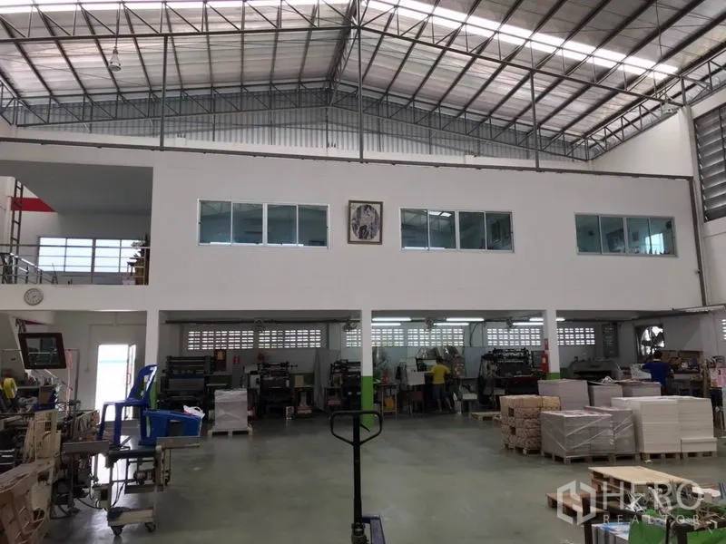 工厂 出售在Pak Kret, Nonthaburi - 室内朝向夹层办公室视角，钢结构屋顶与开阔空间