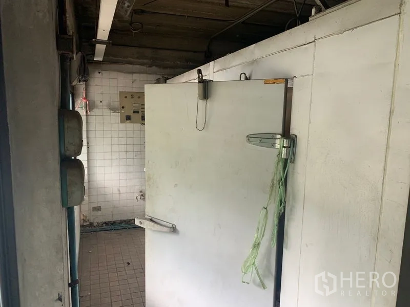 อาคารพาณิชย์ ให้เช่าในWatthana, Bangkok - ประตูห้องเย็นแบบวอล์กอิน ในพื้นที่บริการกรุ์กระเบื้อง