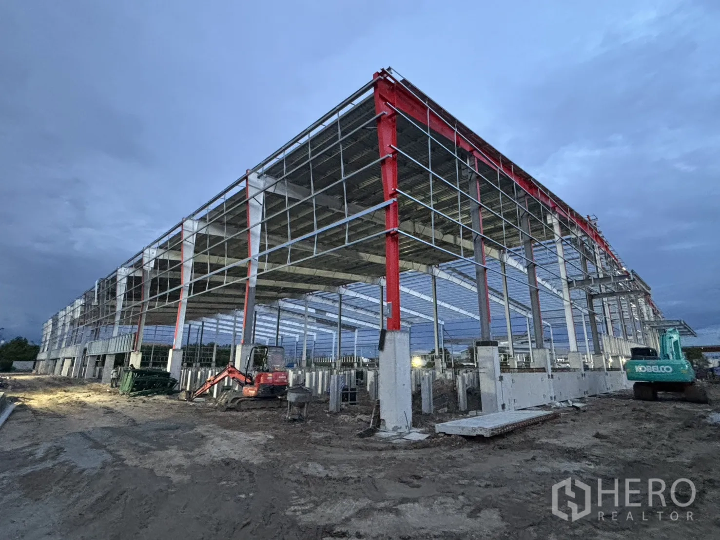 โรงงาน for rent in Bang Pakong, Chachoengsao - ภาพหน้างานโครงสร้างเหล็กโรงงานกำลังก่อสร้าง มีเสาและโครงหลังคาสูง