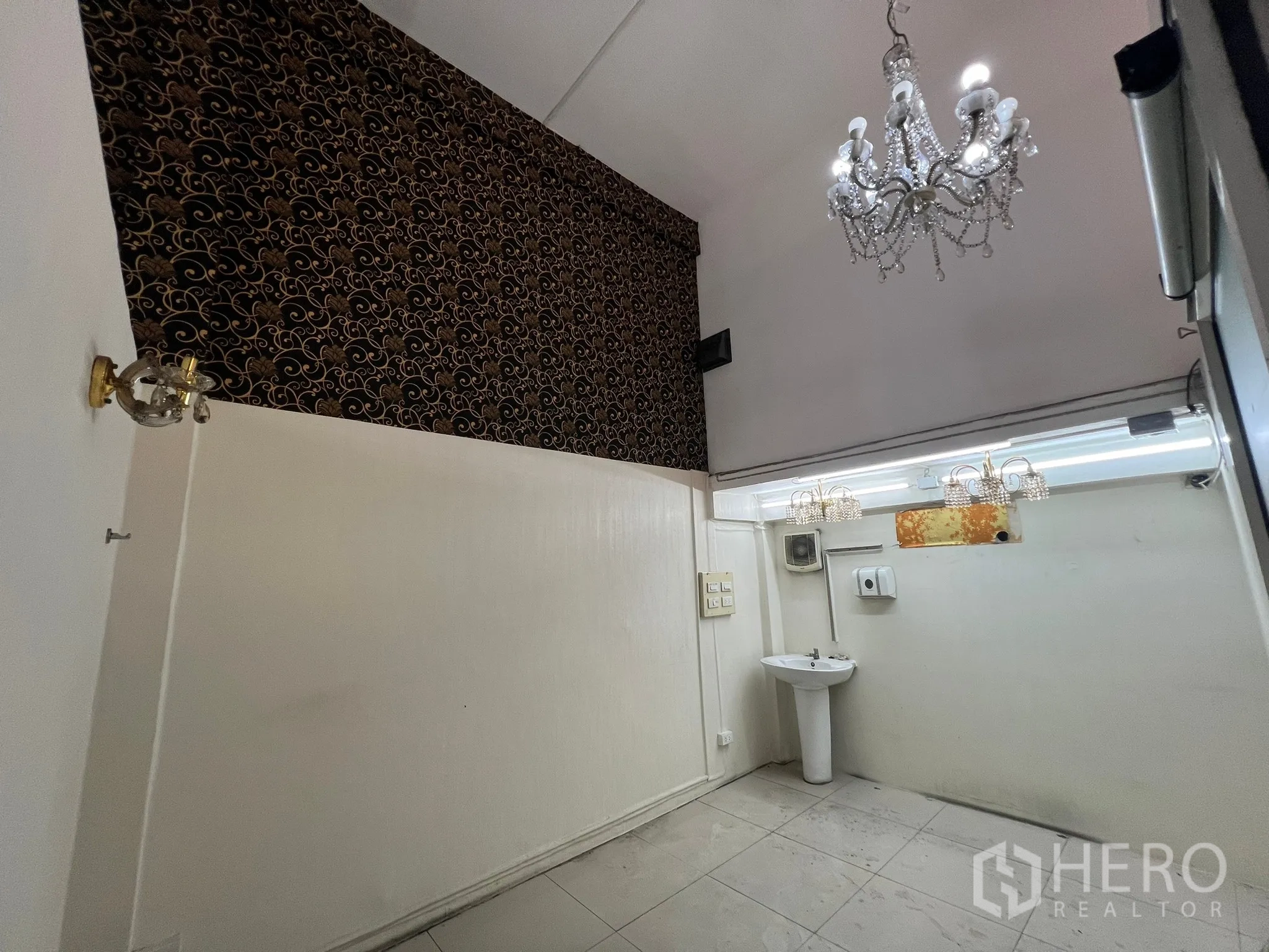 อาคารพาณิชย์ ให้เช่าในKhlong Toei, Bangkok - ห้องเล็กผนังสีขาว มีอ่างล้างหน้าและโคมระย้าคริสตัล