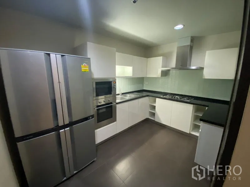 คอนโด ให้เช่าในWatthana, Bangkok - ครัวรูปตัว U ทันสมัยตู้สีขาว เตาแก๊ส เครื่องดูดควัน และตู้เย็นสแตนเลสขนาดใหญ่