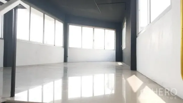 อาคารพาณิชย์ ขายในChatuchak, Bangkok - ห้องมุมรับแสง หน้าต่างรอบด้าน พื้นกระเบื้องมันเงา