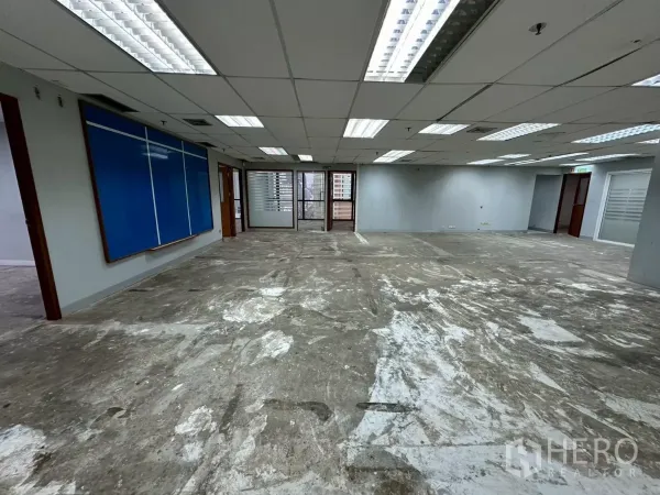 สำนักงาน ให้เช่าในKhlong Toei, Bangkok - โซนเปิดกลางพร้อมบอร์ดพรีเซนต์สีน้ำเงินและทางเข้าห้องมุมผนังกระจก