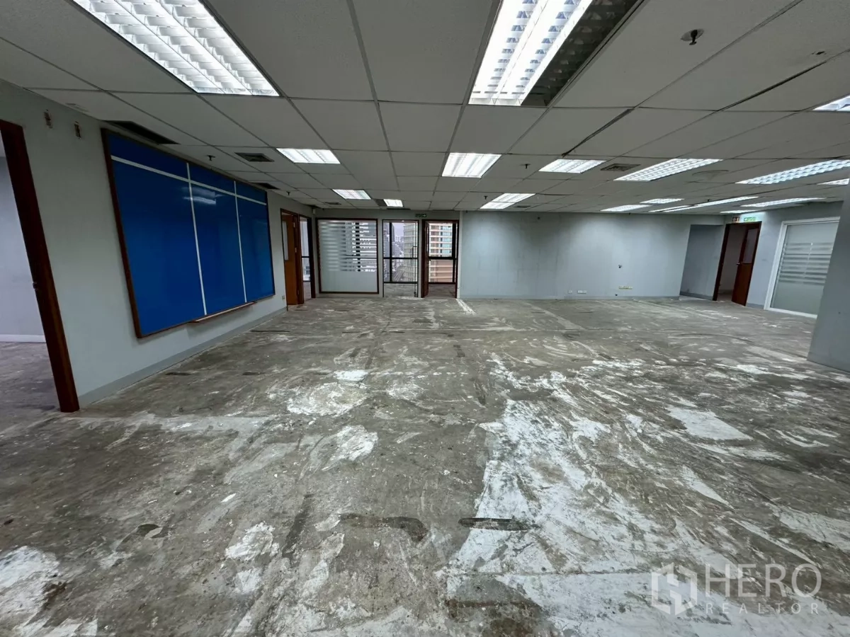 สำนักงาน ให้เช่าในKhlong Toei, Bangkok - โซนเปิดกลางพร้อมบอร์ดพรีเซนต์สีน้ำเงินและทางเข้าห้องมุมผนังกระจก