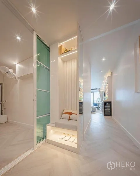 คอนโด ให้เช่า - โถงทางเข้า มีม้านั่งถอดรองเท้า ซอกเก็บของติดไฟ และประตูกระจกสไลด์สู่ครัว