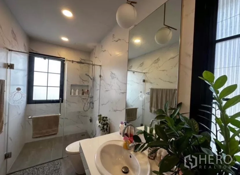 ทาวน์เฮาส์ ให้เช่าในYan Nawa, Bangkok - ห้องน้ำสมัยใหม่ ฝักบัวกระจกปิดล้อม ผนังลายหินอ่อน