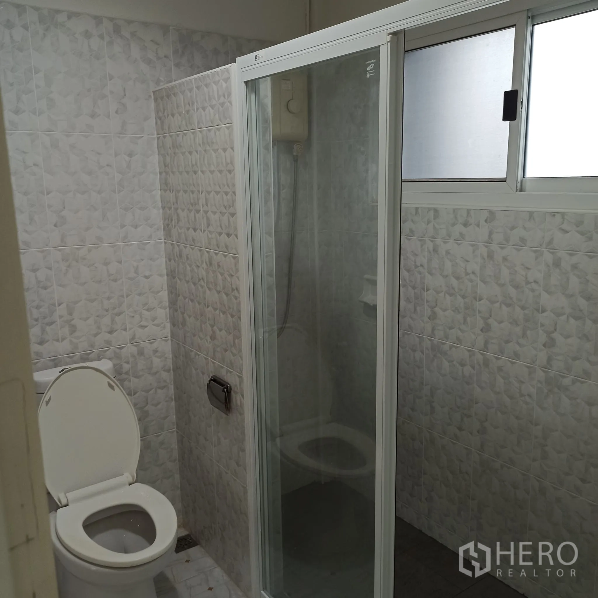 Townhouse for rent in Wang Thonglang, Bangkok - Bathroom with shower cabin, water heater and window.