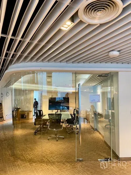 สำนักงาน ให้เช่าในWatthana, Bangkok - ประตูกระจกทางเข้าห้องประชุมพร้อมจอแสดงผล เก้าอี้ล้อเลื่อน พรมกระเบื้อง และฝ้าเพดานระแนง