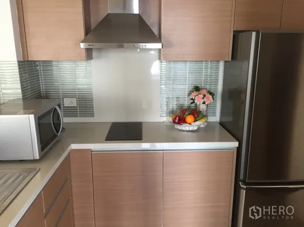 คอนโด ให้เช่าหรือขายในKhlong Toei, Bangkok - ครัวทันสมัยตู้ไม้ เครื่องดูดควันสแตนเลส ผนังกระเบื้องแก้ว และตู้เย็น