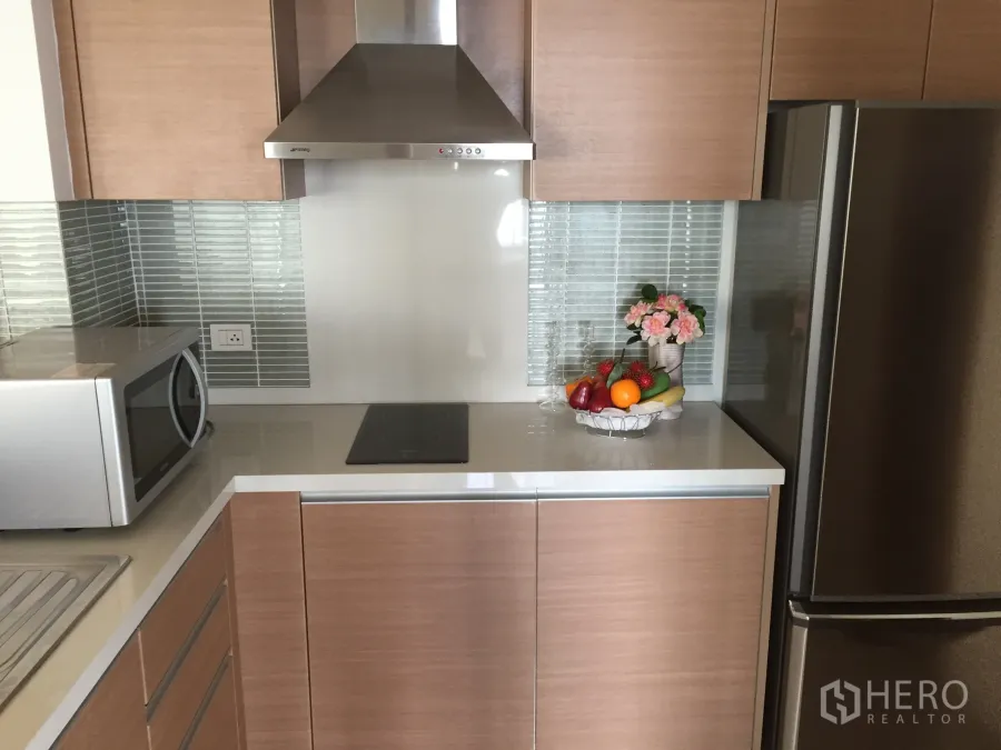 คอนโด ให้เช่าหรือขายในKhlong Toei, Bangkok - ครัวทันสมัยตู้ไม้ เครื่องดูดควันสแตนเลส ผนังกระเบื้องแก้ว และตู้เย็น