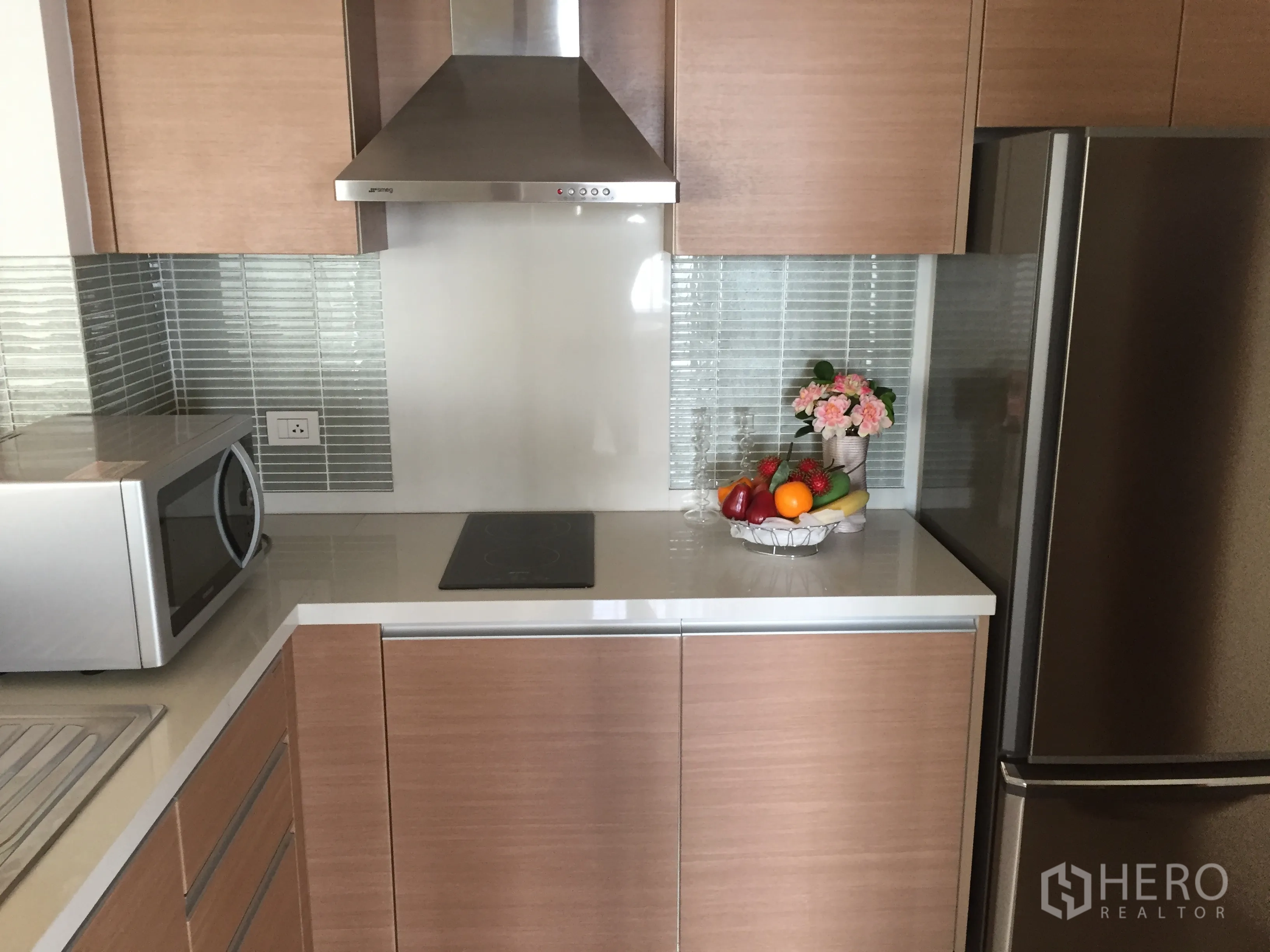 คอนโด ให้เช่าหรือขายในKhlong Toei, Bangkok - ครัวทันสมัยตู้ไม้ เครื่องดูดควันสแตนเลส ผนังกระเบื้องแก้ว และตู้เย็น