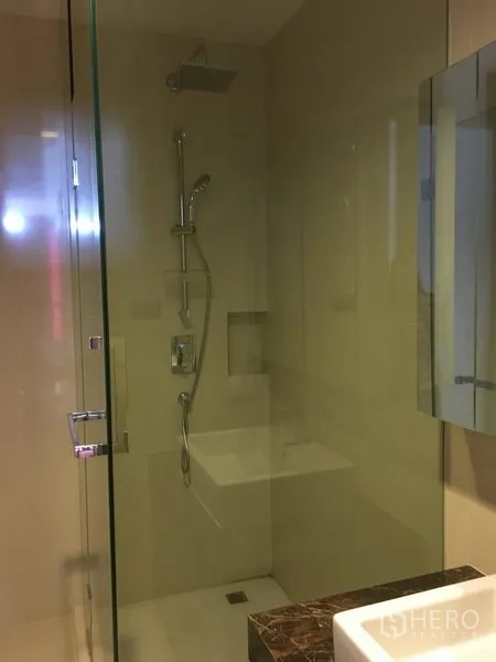 คอนโด ให้เช่าหรือขายในWatthana, Bangkok - ห้องน้ำพร้อมตู้ shower กระจกและฝักบัวเรนชาวเวอร์