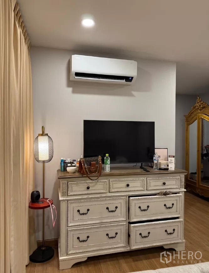 บ้าน ให้เช่าหรือขายในSaphan Sung, Bangkok - มุมห้องนอน ตู้ลิ้นชัก ทีวี และแอร์แขวนผนัง