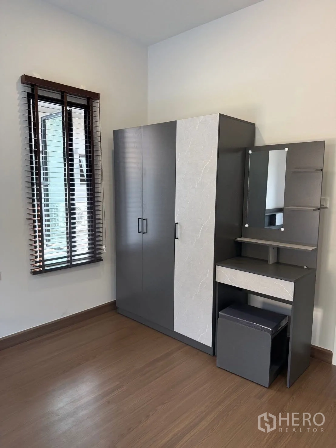 Detached House for rent in Bang Phli, Samut Prakan - Windowed corner with wardrobe and vanity on wood floors.