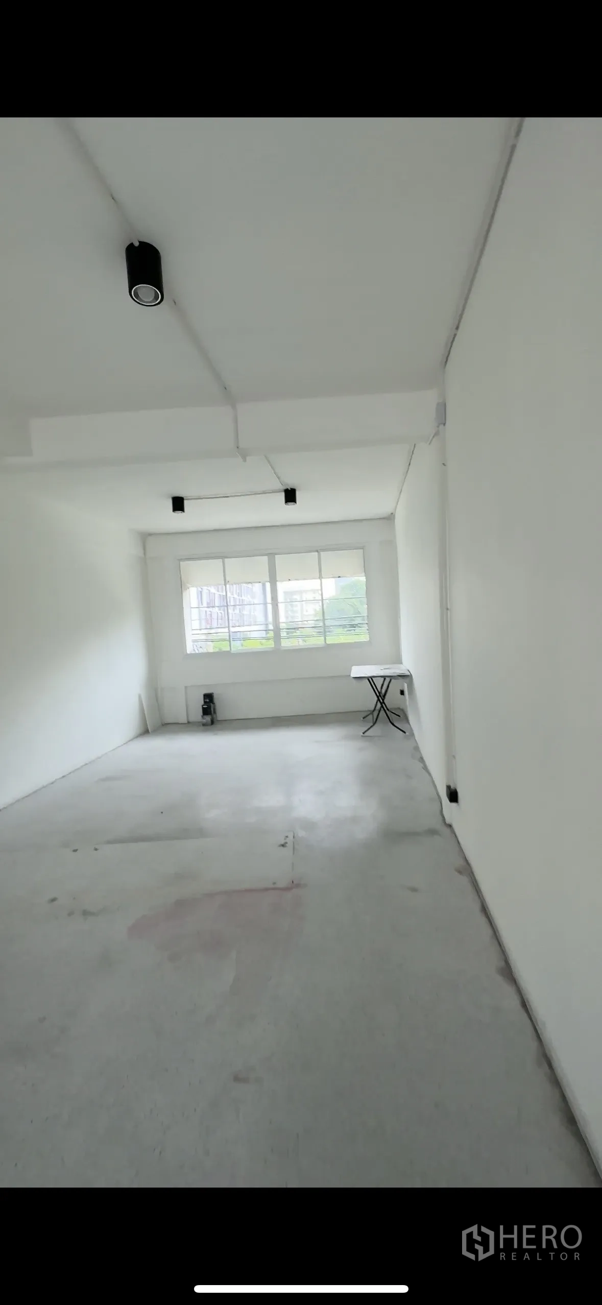 店屋 出租在Watthana, Bangkok - 采光良好的楼上房间，白墙、大窗与轨道灯。