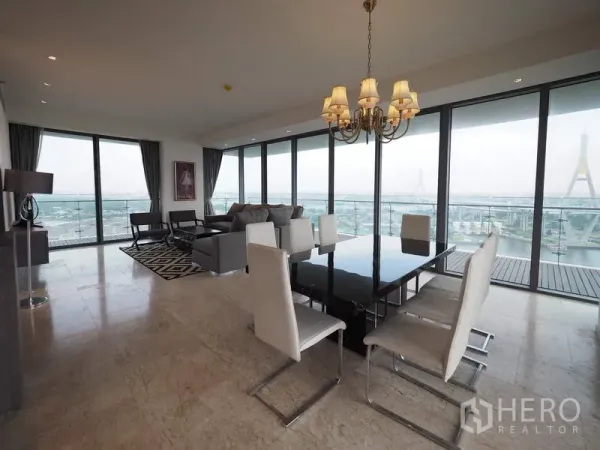 公寓 出租或出售在Yan Nawa, Bangkok - 开放式客餐厅带水晶吊灯与阳台，可远眺披耶蓬大桥。