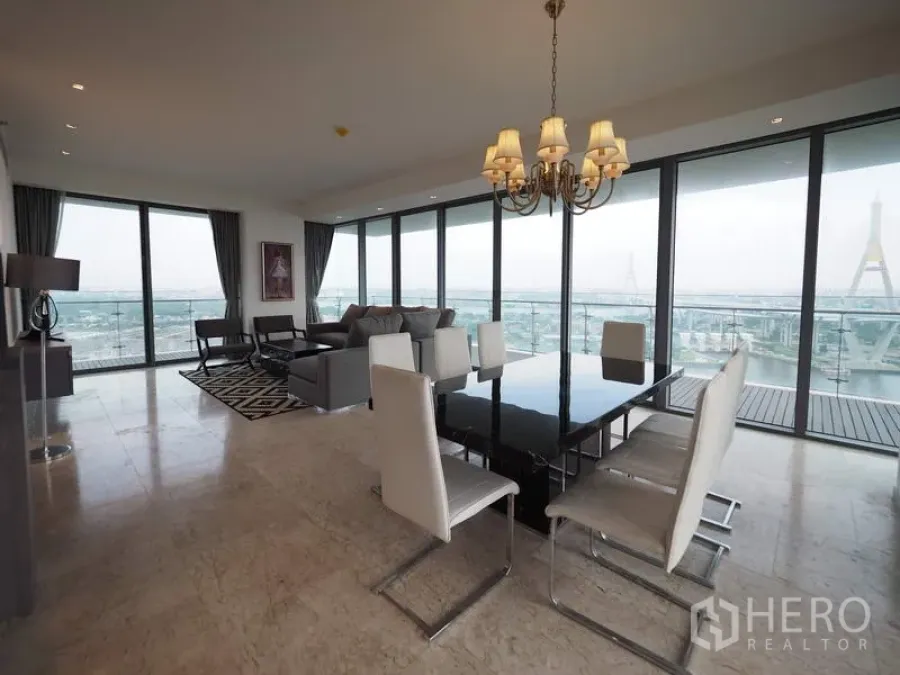 คอนโด ให้เช่าหรือขายในYan Nawa, Bangkok - ห้องนั่งเล่นและรับประทานอาหารแบบโอเพ่นสเปซ มีโคมแชนเดอเลียร์ ระเบียง และวิวสะพานภูมิพล