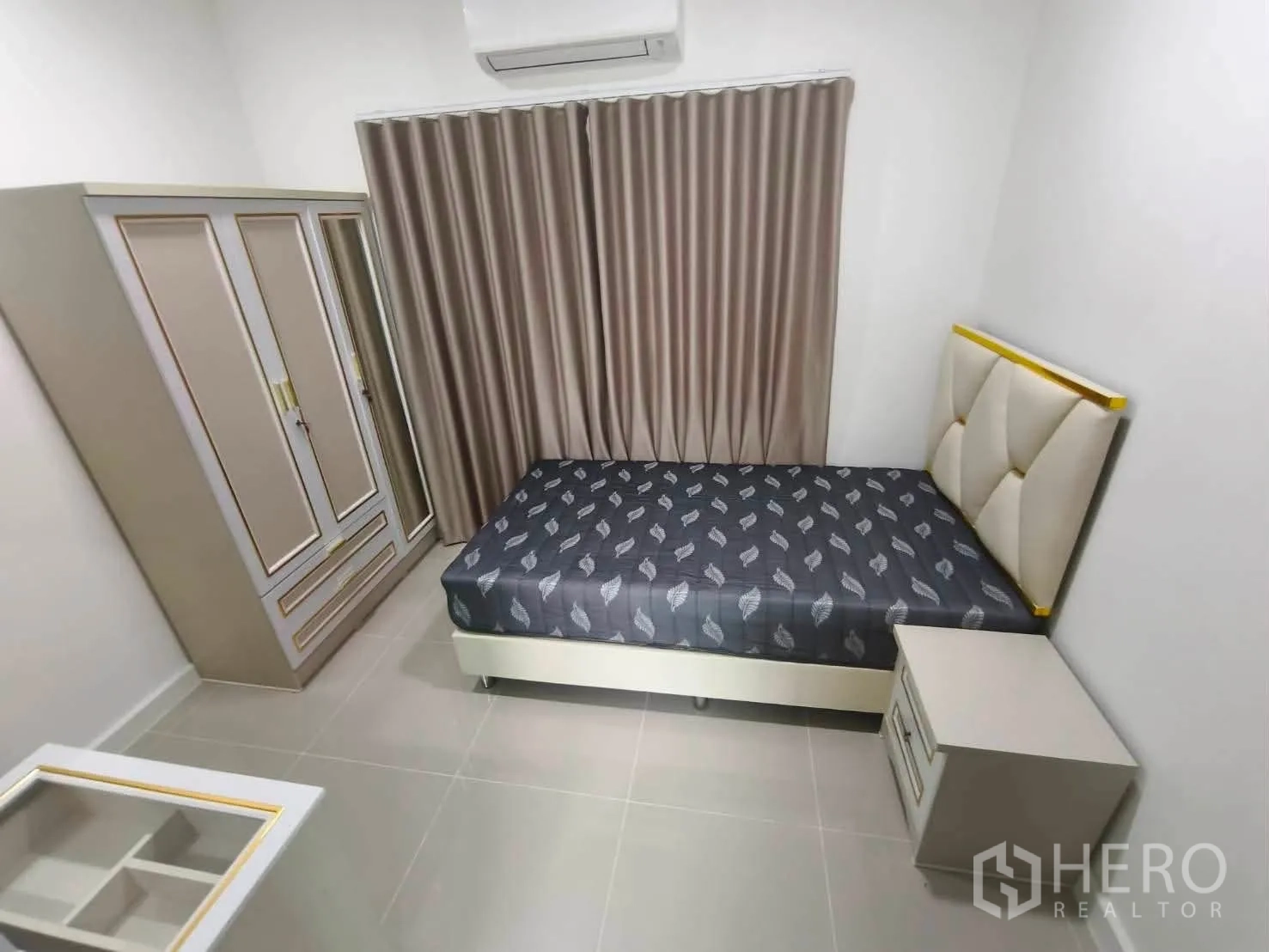 Detached House for rent in Bang Phli, Samut Prakan - Compact bedroom with single bed, wardrobe and blackout curtains.