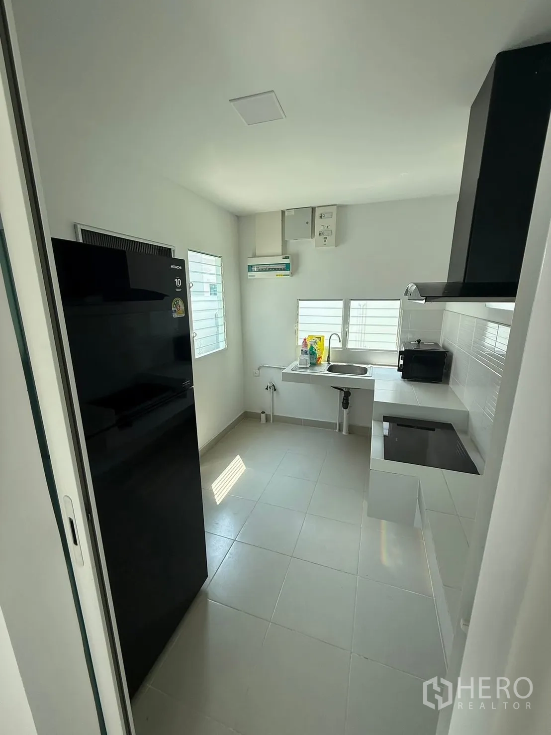 独栋房屋 for rent in Bang Phli, Samut Prakan - 封闭式厨房，设冰箱、洗槽、嵌入式炉灶、抽油烟机与地砖。