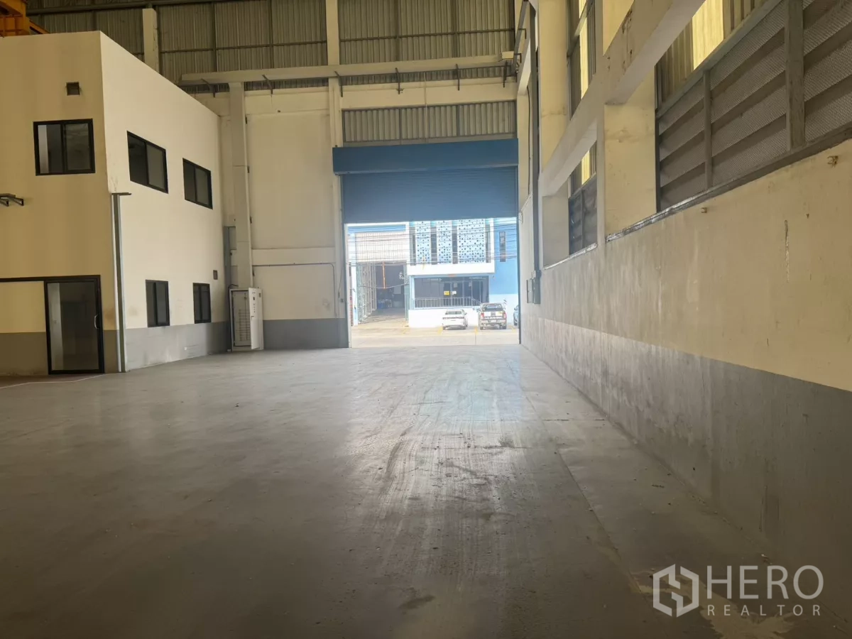 工厂 出租或出售在Bang Phli, Samut Prakan - 从厂房通往室外车道的装卸区。
