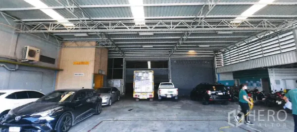 工厂 出租在Yan Nawa, Bangkok - 高挑金属屋顶的覆盖装卸区，停放多辆车辆