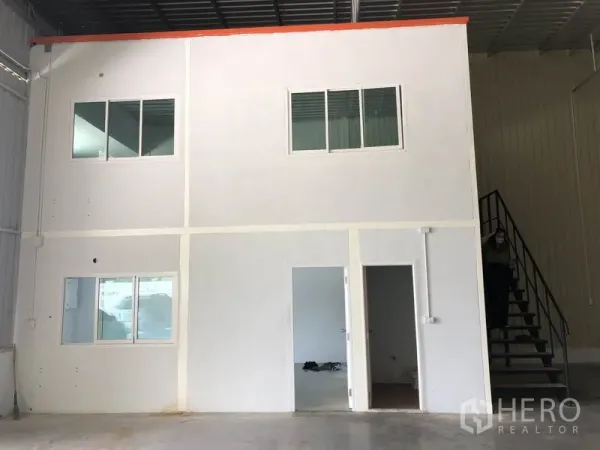 Factory for rent in Khlong Luang, Pathum Thani - Two-storey internal office with windows and stair inside the warehouse.