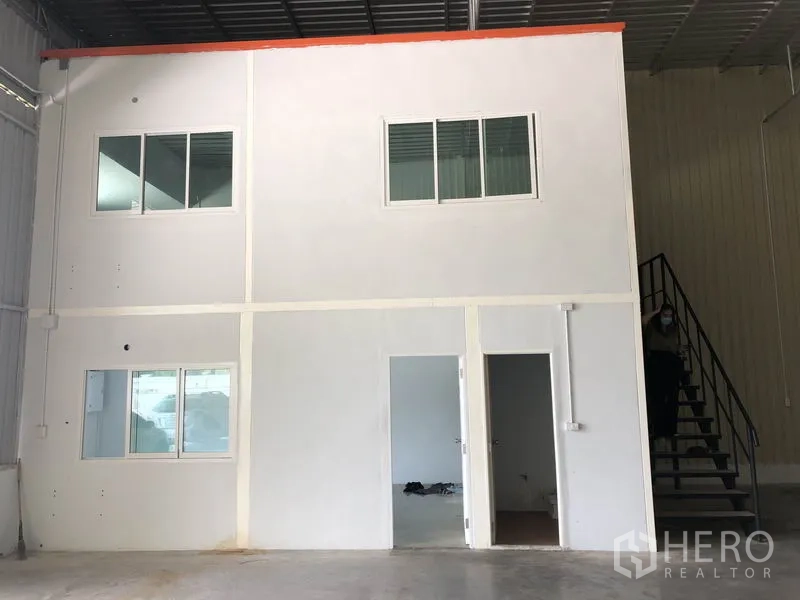 Factory for rent in Khlong Luang, Pathum Thani - Two-storey internal office with windows and stair inside the warehouse.